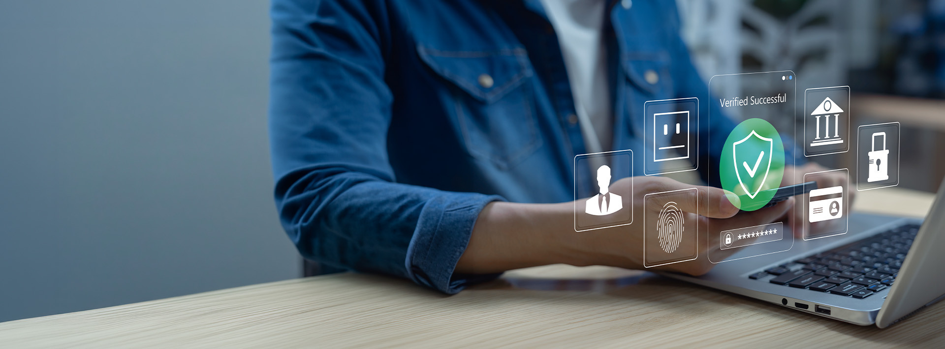 Osoba korzystająca z laptopa, na ekranie widoczne ikony weryfikacji tożsamości i bezpieczeństwa, w tym symbol banku.