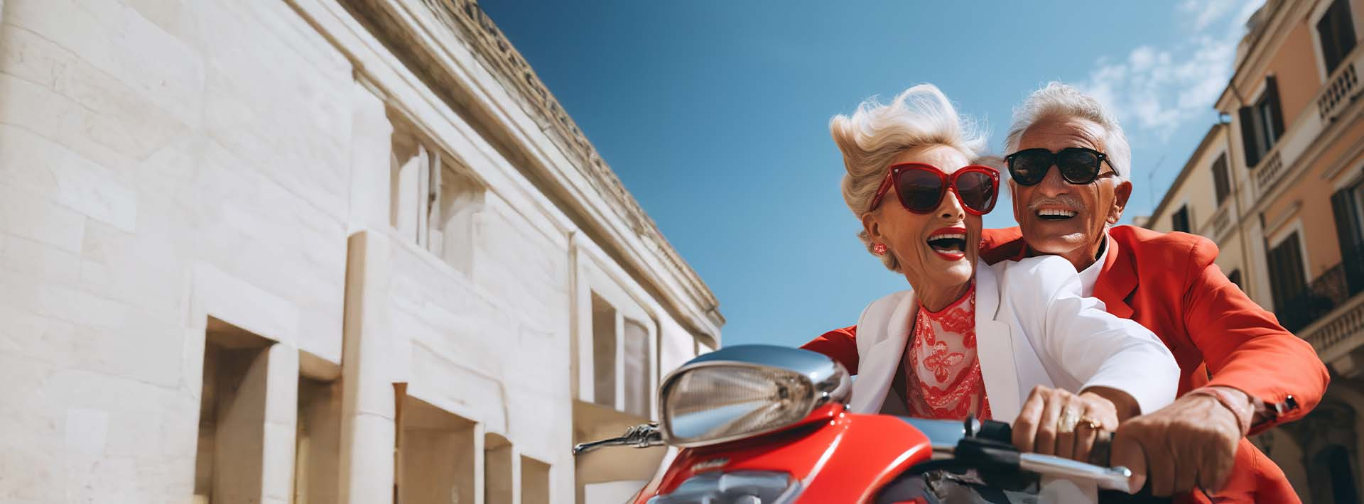 Uśmiechnięta starsza para jedzie skuterem w słoneczny dzień