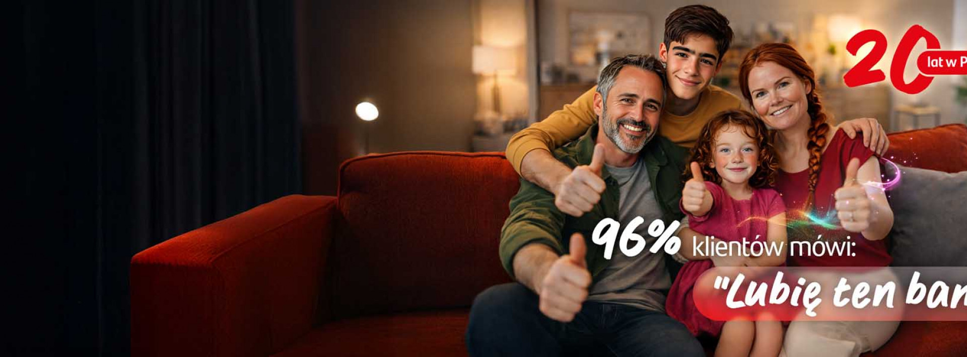 uśmiechnięta rodzina siedzi na kanapie i wszyscy pokazują kciuki w górę. napis - 96% klientów mówi: "Lubię ten bank". na górze grafika z hasłem - 20 lat w Polsce