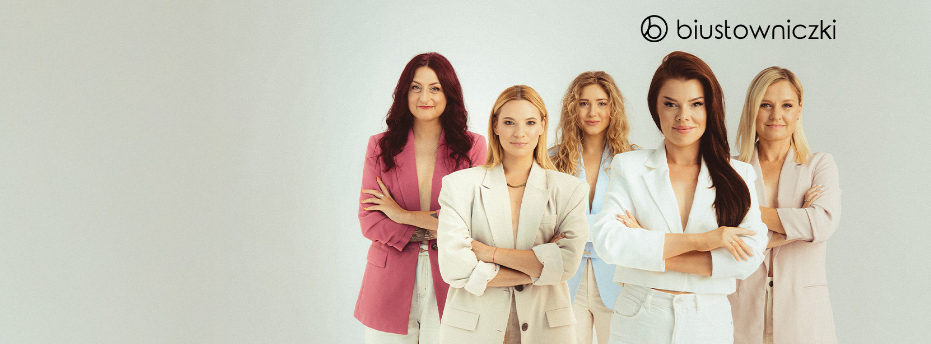 Grupa kobiet na tle napisu Biustowniczki