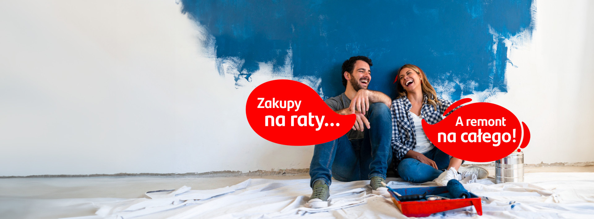 para malująca ścianę na niebiesko mówi: "zakupy na raty, a remont na całego"