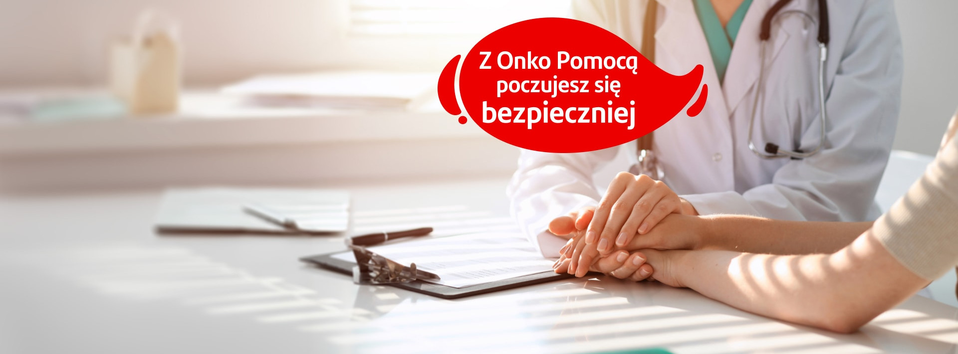 lekarka trzyma dłoń pacjenta i mówi: "z Onko Pomocą poczujesz się bezpieczniej"