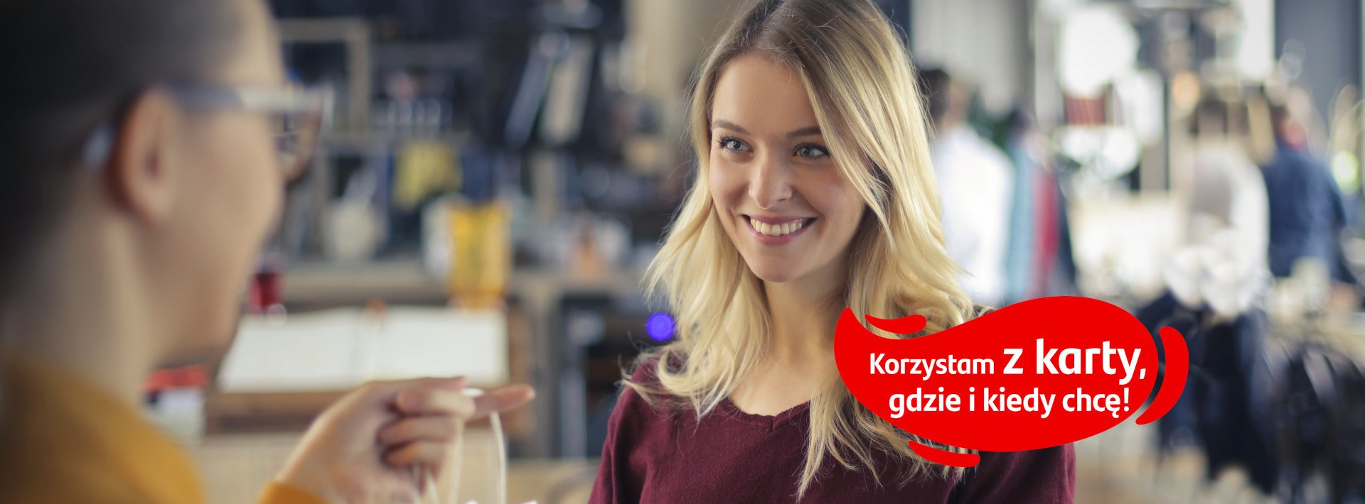 korzystam z karty, kiedy i gdzie chcę! mówi kobieta w sklepie