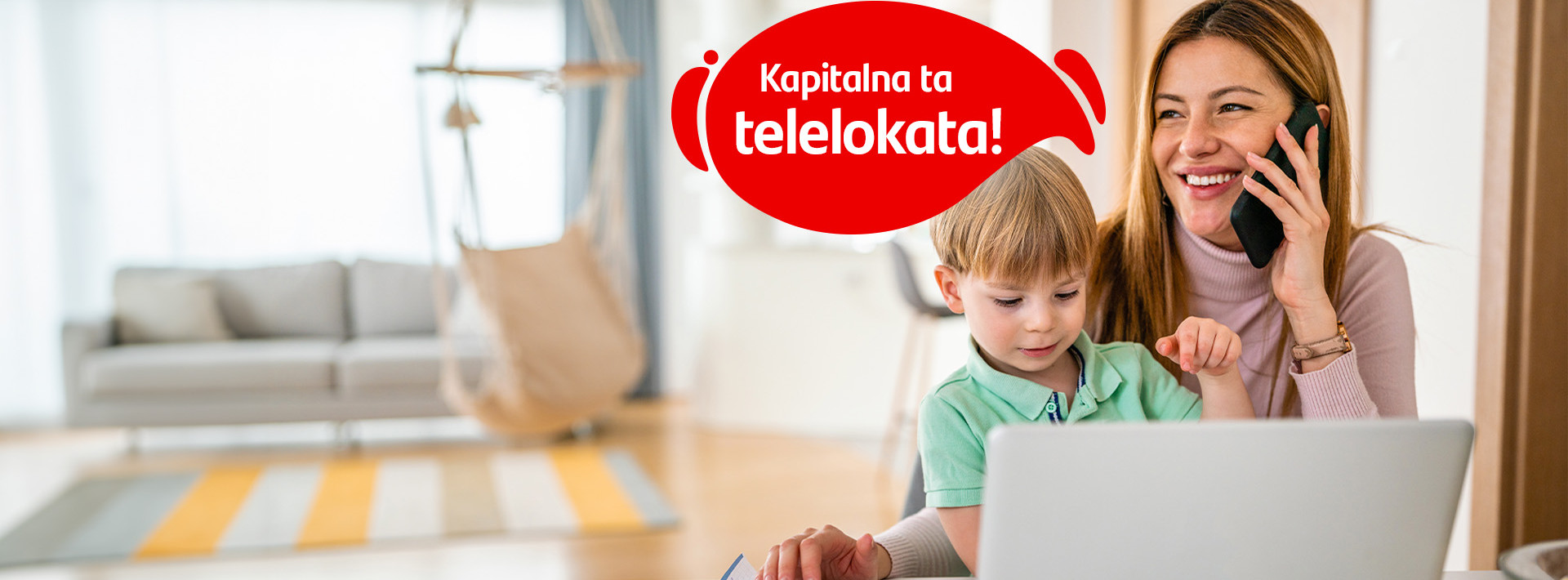 kobieta z synkiem na kolanach w domu mówi: "kapitalna ta telelokata"
