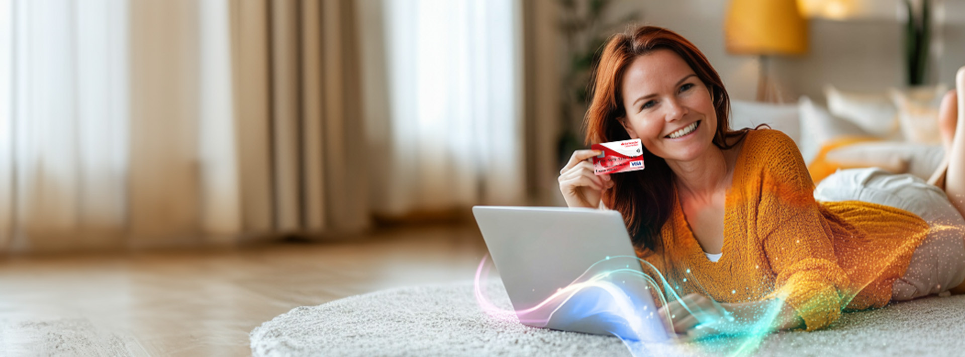 kobieta robi zakupy przez internet kartą kredytową