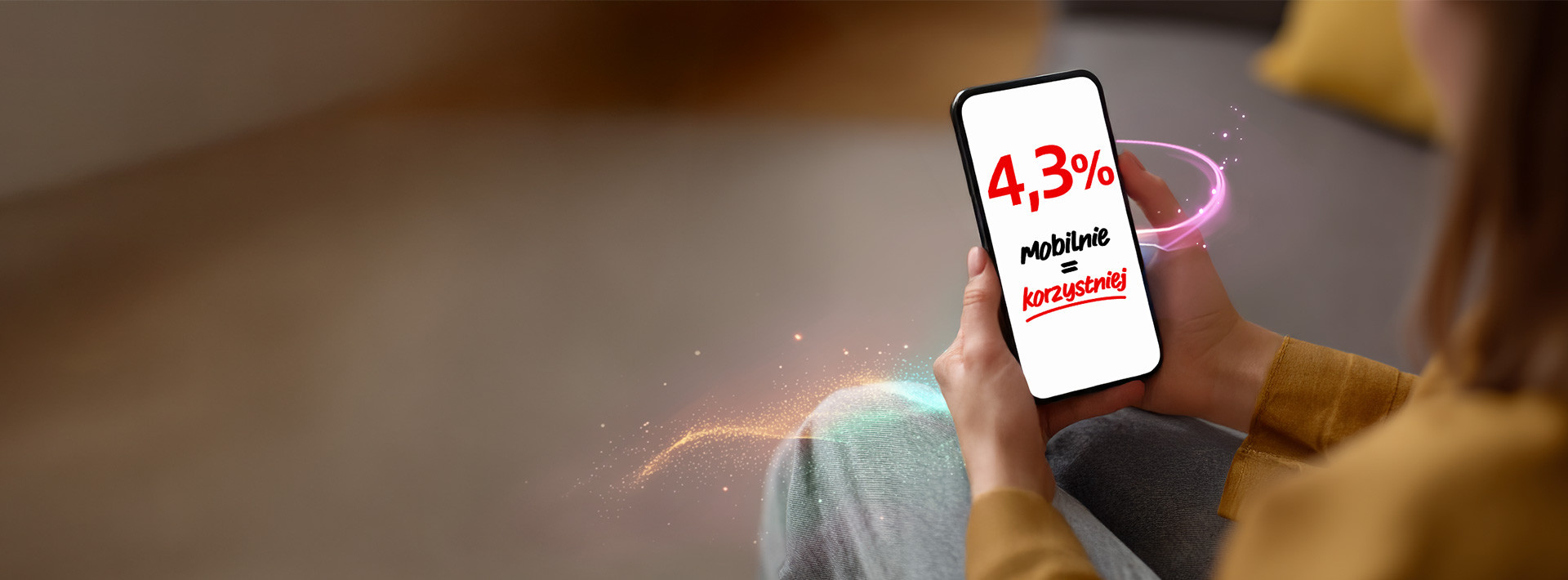 widok na smartfona trzymanego w rękach, na ekranie napis 4,3% czyli mobilnie równa się korzystniej