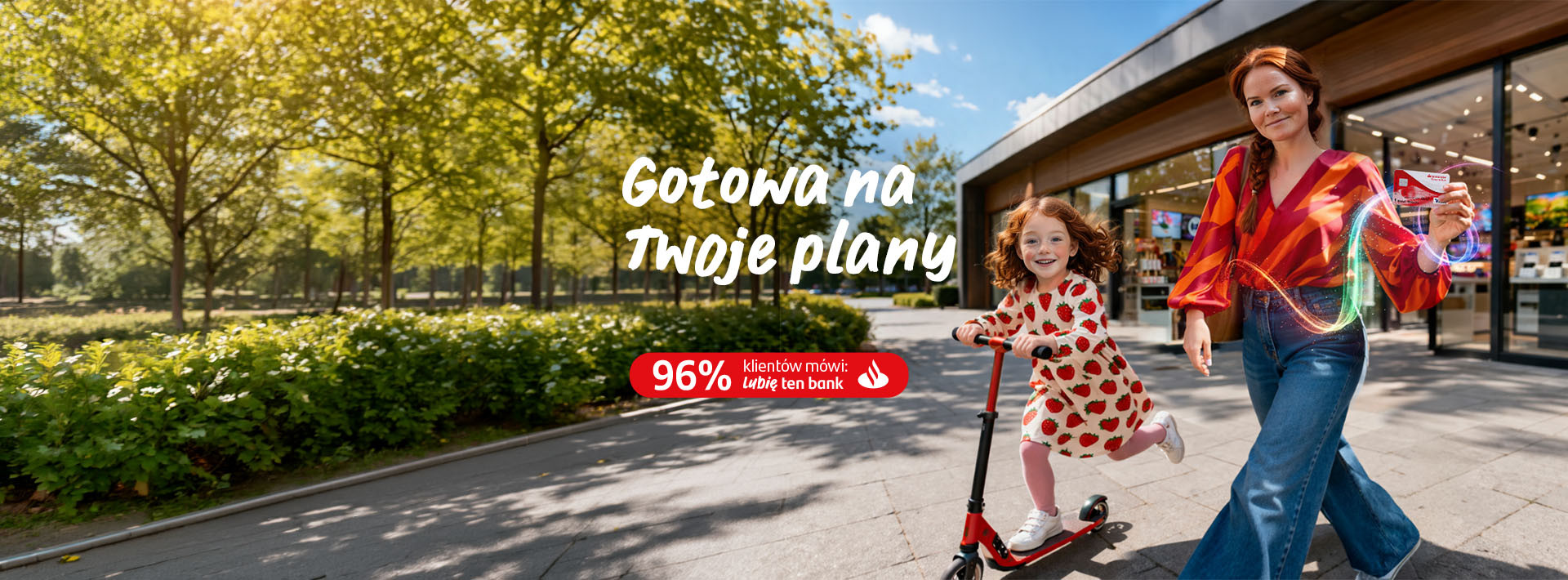 Kobieta z kartą płatniczą w ręce i dziewczynką na hulajnodze przed nowoczesnym sklepem