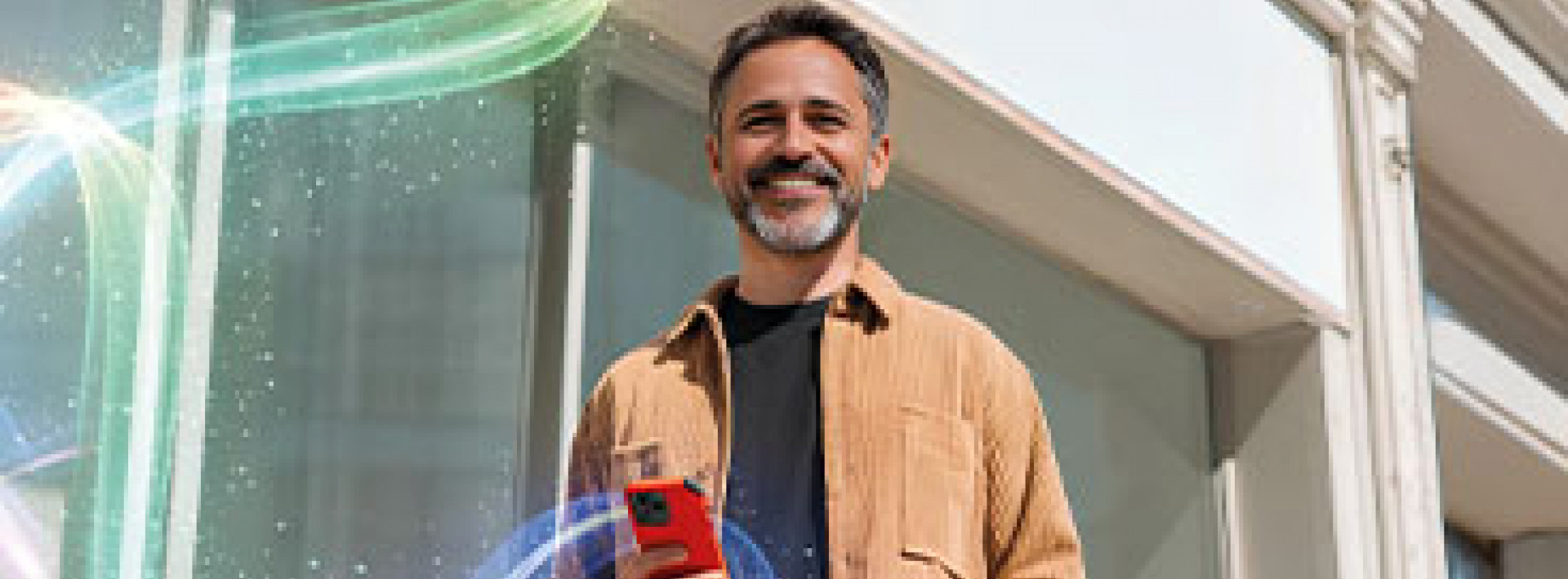 Mężczyzna z telefonem w dłoni, ekran smartfona z aplikacją bankową