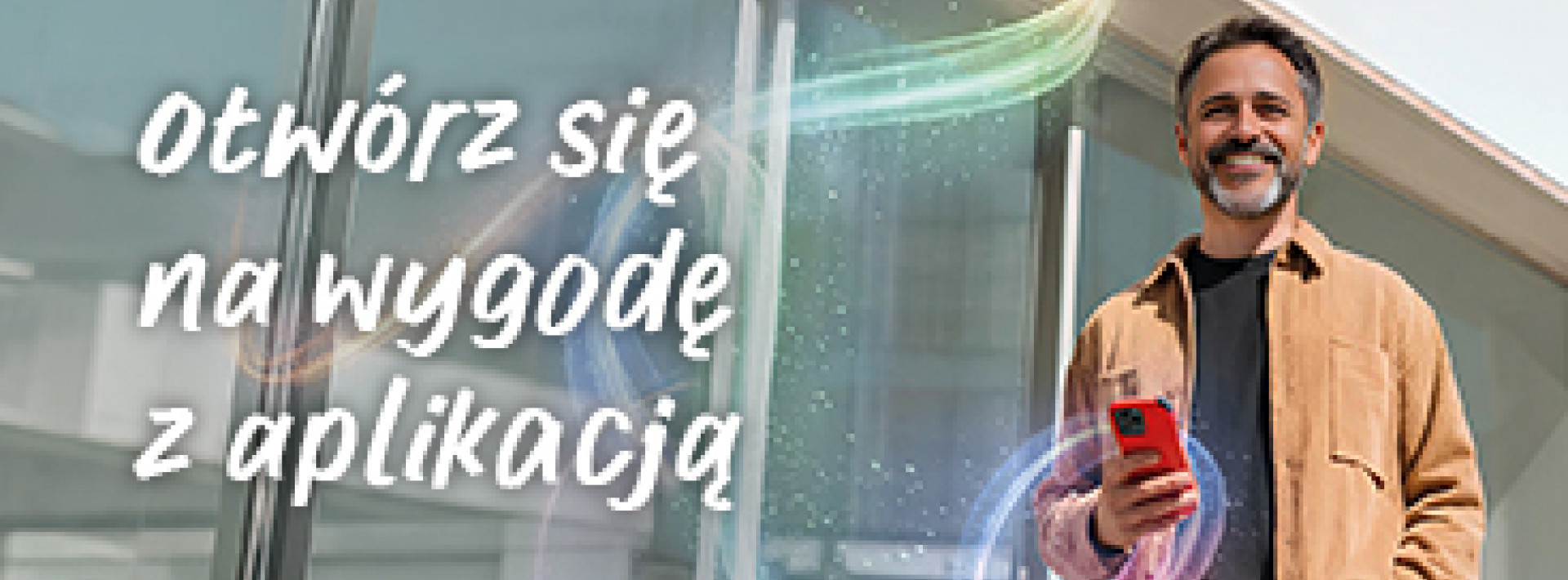 Mężczyzna z telefonem w dłoni, ekran smartfona z aplikacją bankową. Napis: Otwórz się na wygodę z aplikacją.