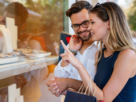 Osoba siedząca na kanapie korzysta ze smartfona, ilustrując kontakt telefoniczny z bankiem i załatwianie spraw związanych z kredytem gotówkowym.
