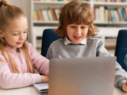 Co trzeci rodzic uważa przestarzałą podstawę programową za największy problem polskiego systemu edukacji