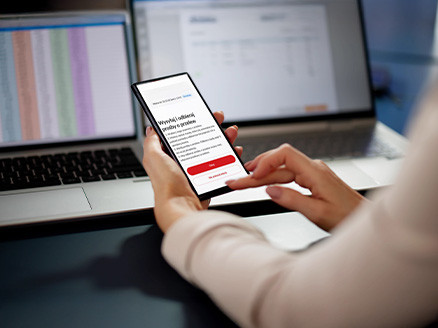 na zdjęciu widać dłonie osoby, która cos robi na ekranie telefonu