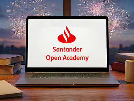 widoczny ekran laptopa z napisem "Santander Open Academy"