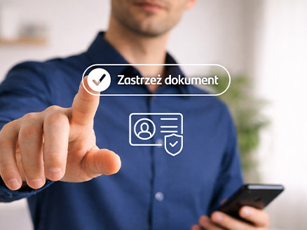 mężczyzna wskazujący na napis "Zastrzeż dokument"