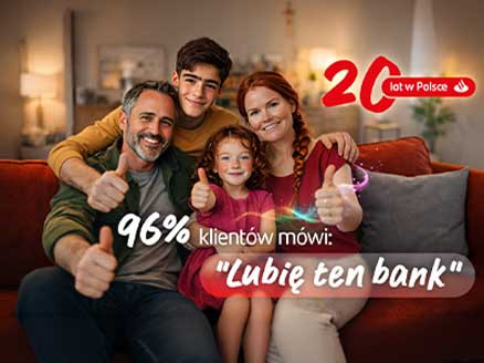 uśmiechnięta rodzina siedzi na kanapie i wszyscy pokazują kciuki w górę. napis - 96% klientów mówi: "Lubię ten bank". na górze grafika z hasłem - 20 lat w Polsce