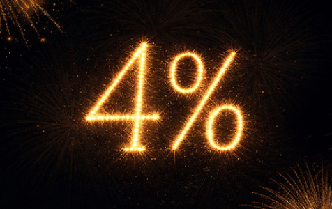 liczba 4% w złotym kolorze ułożona na czarnym tle z fajerwerkami