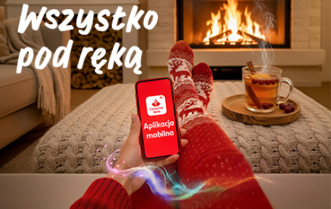 obraz z punktu widzenia osoby siedzącej wygodnie na kanapie z telefonem, gdzie na ekranie widać aplikację mobilną, u góry napis Wszystko pod ręką