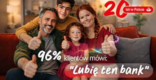 uśmiechnięta rodzina siedzi na kanapie i wszyscy pokazują kciuki w górę. napis - 96% klientów mówi: "Lubię ten bank". na górze grafika z hasłem - 20 lat w Polsce
