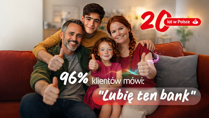 Uśmiechnięta czteroosobowa rodzina na kanapie pokazuje kciuk w górę. Hasło"96% klientów mówi: Lubię ten bank i oznaczenie 20 lat w Polsce.
