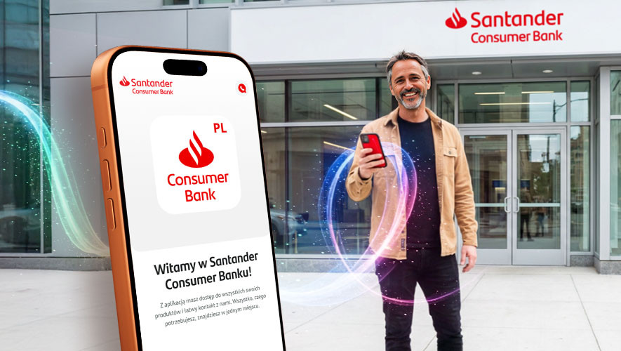 Uśmiechnięty mężczyzna przed wejściem do banku Santander Consumer Bank trzyma smartfon z aplikacją, obok widoczny duży ekran telefonu z logo Santander Consumer Bank i komunikatem powitalnym.
