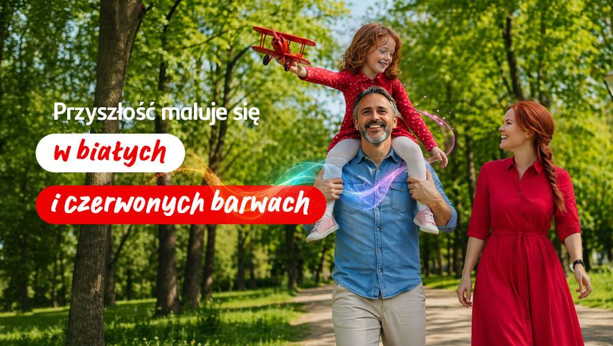 Rodzina spacerująca w parku; dziewczynka trzyma biało-czerwony samolot, na banerze hasło: "Przyszłość maluje się w białych i czerwonych barwach"